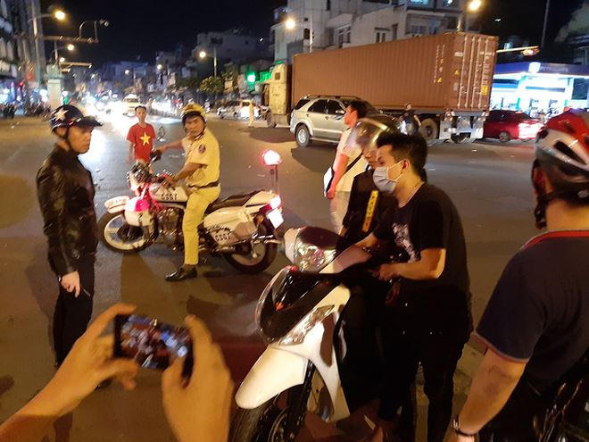 CSGT và CSCĐ tiến hành kiểm tra, xử lý các trường hợp có dấu hiệu quấy phá.