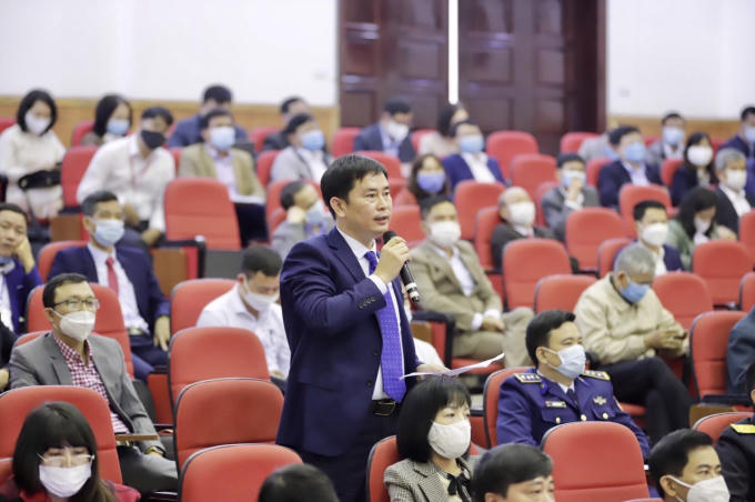 Cử tri kiến nghị tại buổi tiếp xúc.