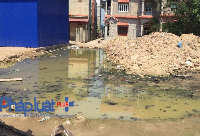 Tình trạng ngập úng, dân không có đường đi vẫn tiếp diễn cho dù đã hơn 1 tháng kể từ khi UBND xã Yên Trung ra quyết định xử phạt, yêu cầu bà Nguyễn Thị Hà dừng hành vi lấn chiếm và trả lại đường cho nhân dân.