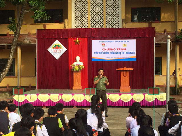 Công an tỉnh Phú Thọ trao đổi Chuyên đề về phòng chống xâm hại trẻ em tại Trường dân tộc nội trú Thanh Sơn (Ảnh: Cổng TTĐT của Trường).