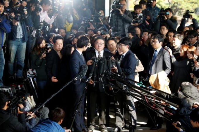 Ông Ahn Jong Beom trả lời báo chí bên ngoài Văn phòng công tố. (Ảnh: Reuters).