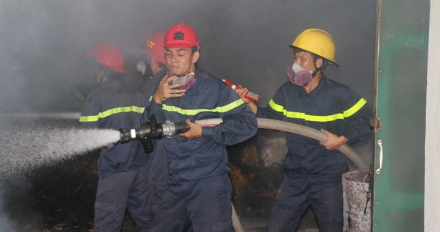 Cảnh sát PCCC số 1 đã nhanh chóng có mặt khống chế ngọn lửa.