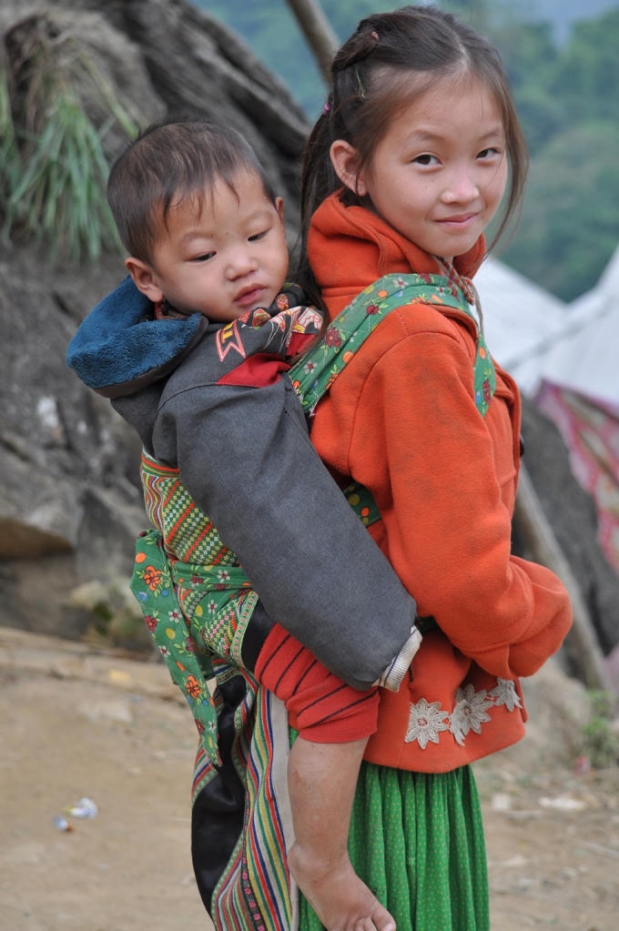 Ánh mắt biết nói đầy khao khát, trách nhiệm của một em nhỏ nơi đây.