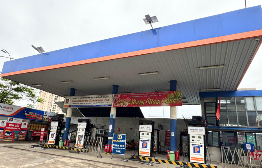 Anh L.Đ.A (Hà Nội) cho biết: "Hôm nay một số cây xăng chỉ giới hạn bán tối đa cho ô tô là 200 nghìn. Cá nhân tôi nghĩ đây không phải điều quá lo lắng, trong bối cảnh Trung Đông xung đột như hiện nay, nhưng nhiều cây xăng vẫn mở bán và nguồn cung cho người dân vẫn ổn định. Nên tôi rất tin tưởng các cơ quan chức năng sẽ có những biện pháp đảm bảo nguồn cung và sớm bình ổn thị trường".