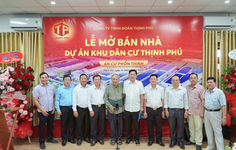 Lãnh đạo địa phương chụp ảnh kỷ niệm