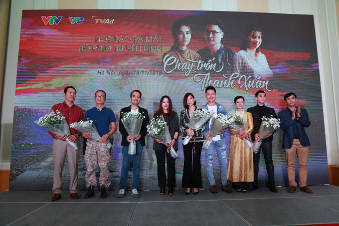 Đạo diễn và dàn diễn viên trong "Chạy trốn thanh xuân"