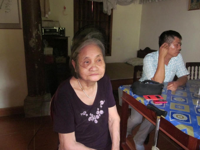 Bà Thào (mẹ chị Hoa) khóc thảm thiết khi nghe hung tin con gái mình tử vong, mặc dù bà đề nghị khám nghiệm tử thi nhưng các cơ quan có thẩm quyền của tỉnh Nghệ An đã không thực hiện.