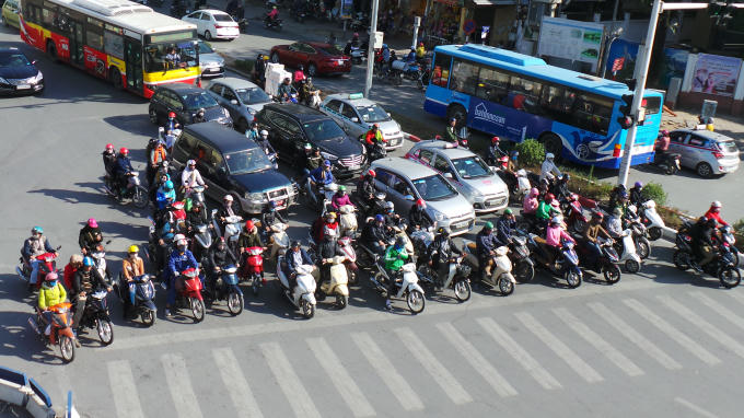 H&agrave; Nội đang bước v&agrave;o những ng&agrave;y lạnh nhất từ đầu m&ugrave;a đ&ocirc;ng, nhiệt độ ban đ&ecirc;m giảm xuống r&acirc;́t th&acirc;́p. M&acirc;́y ng&agrave;y nay trời c&oacute; nắng nhưng nhiệt độ vẫn chỉ dao động từ 12 tới 17 độ C, tiết trời rất lạnh.