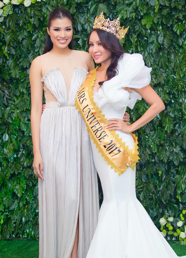 Hoa hậu Lưu Hoàng Trâm đăng quang tại Mrs Universe 2017.