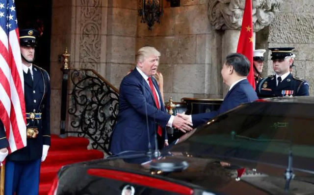 Tổng thống Trump bắt tay khi tiếp đón ông Tập Cận Bình tại sảnh của khu nghỉ dưỡng Mar-a-Lago. (Ảnh: Reuters)
