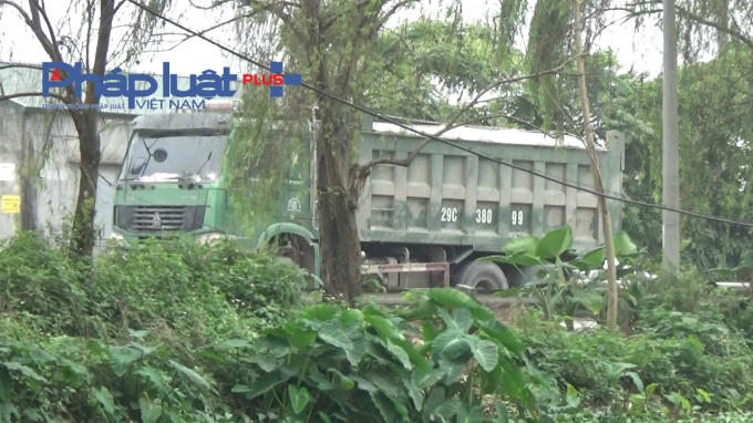 Xe chạy trên đường Ỷ Lan.