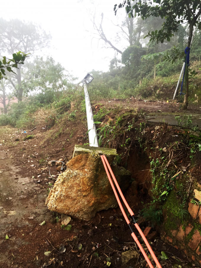 Cột đèn bị bão quật đổ từ nhiều tháng nay nhưng không được tu sửa.