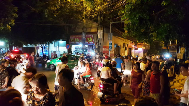 Gần 23h đêm, người dân vẫn đổ ra phố rất đông vì lo nước sông đang dâng cao từng giờ.