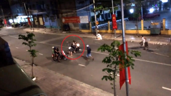 Thanh niên tấn công người tham gia giao thông qua đường. (Nguồn: Facebook)