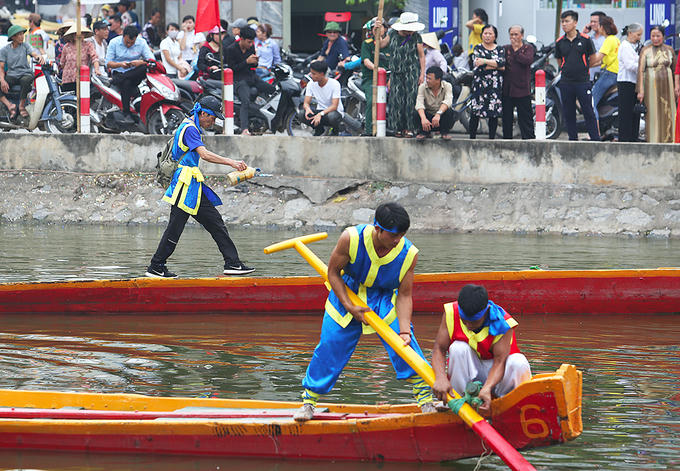Mỗi thuyền bơi được chuẩn bị kỹ lưỡng từ cách chằng buộc mái chèo, buộc đầu rồng, kiểm tra khe hở...