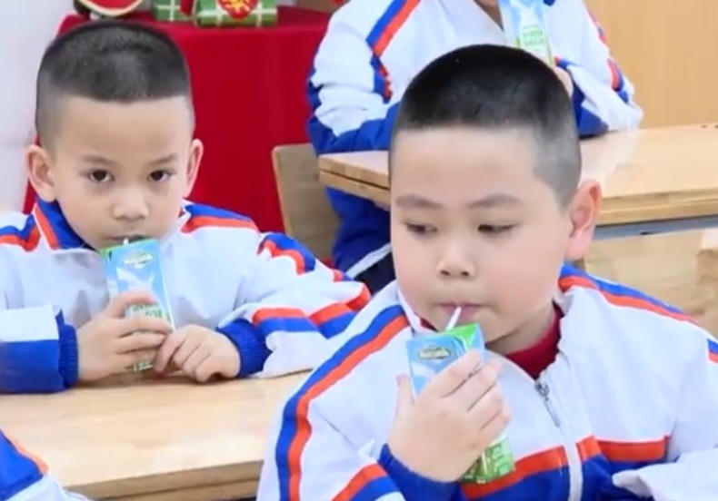 Học sinh tiểu học tại Quảng Ninh uống sữa tại lớp trong ngày đầu triển khai chương trình sữa học đường sau kỳ nghỉ Tết.