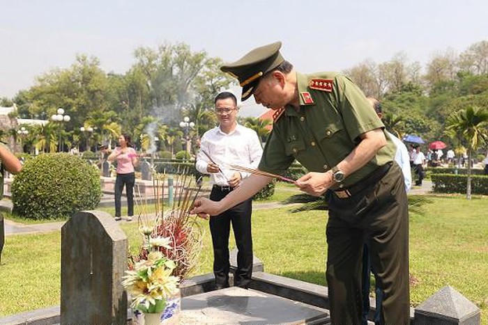 Bộ trưởng Tô Lâm và các đại biểu thắp hương tưởng nhớ các Anh hùng, liệt sỹ tại Nghĩa trang liệt sỹ A1.