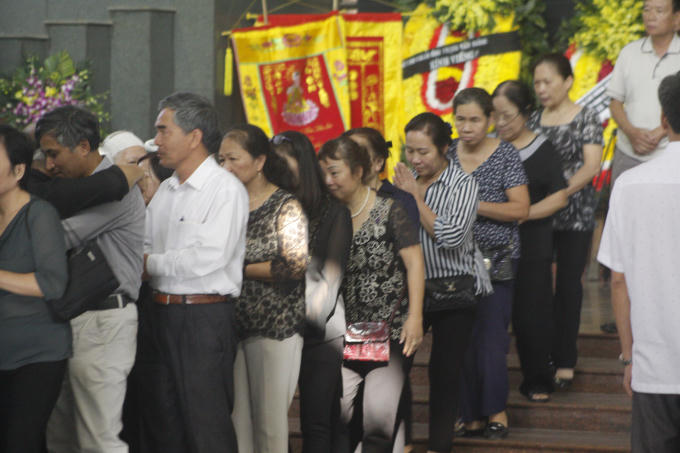 Đoàn người đến kinh viếng và ra về.