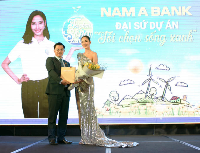 Ông Trần Ngọc Tâm – Tổng Giám đốc Nam A Bank công bố Á hậu Hoàng Thùy trở thành Đại sứ Vì Môi trường cho dự án “Tôi chọn sống xanh”.
