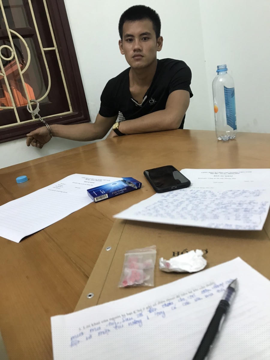 Đối tượng Hùng cùng tang vật vụ án tại cơ quan Công an