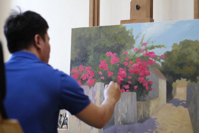 Họa sĩ Trần Nguyên thường có thói quen nghe những bản nhạc về quê hương, đất nước trong lúc vẽ tranh. Nó giúp anh có nhiều cảm xúc để