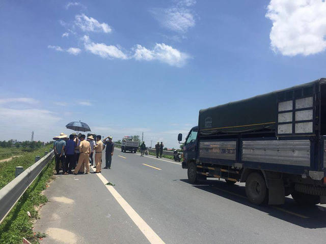 Hiện trường vụ việc hai cô gái tử vong với vết thương trên cổ.