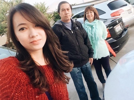 Xuân Nghi cùng với cha mẹ của mình tại Mỹ.