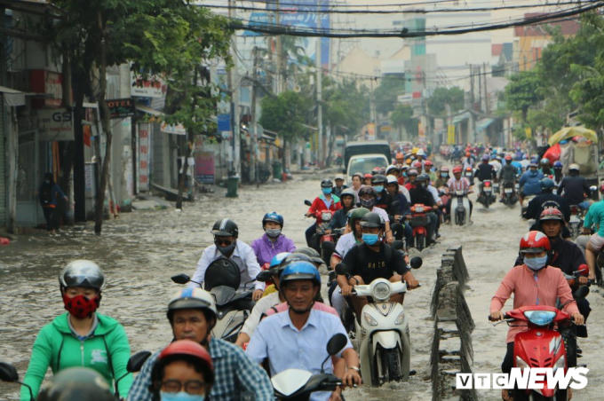 Tình trạng xe chết máy phải đẩy bộ, học sinh ngã ướt, đến trường muộn là chuyện rất đỗi bình thường.