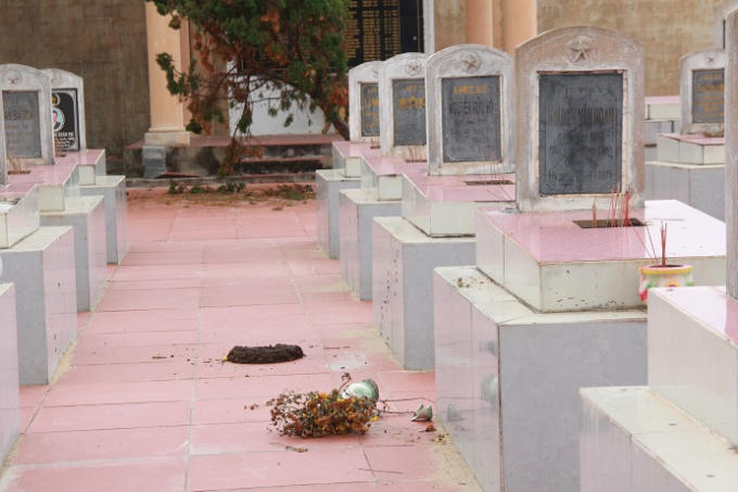 Lọ hoa, đồ cúng bái bị hất văng xuống đất.