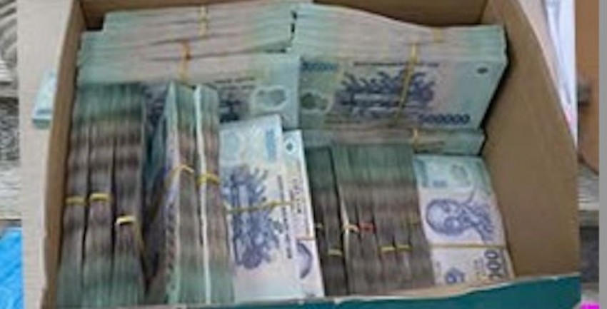 Gói hàng chứa gần 8 tỷ tiền mặt bị công an thu giữ.