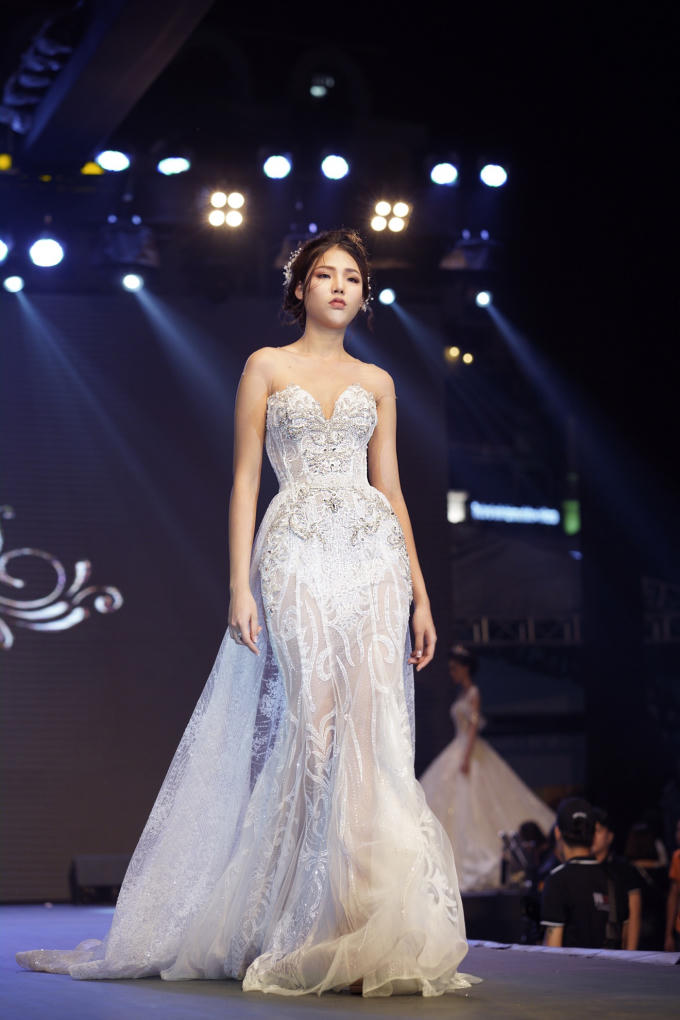 Hồ Ngọc H&agrave; diện v&aacute;y xuy&ecirc;n thấu, Huyền My h&oacute;a c&ocirc;ng ch&uacute;a lộng lẫy trong BST của NTK Anh Thư