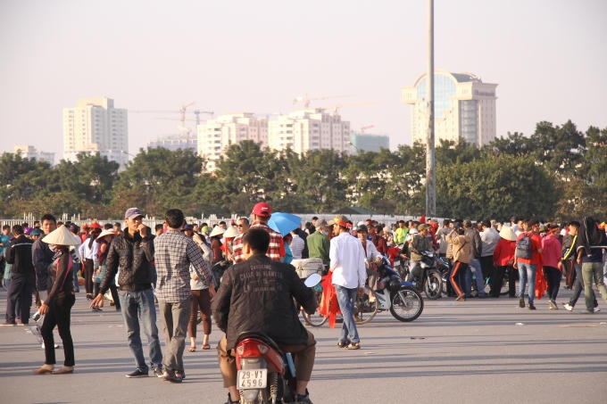 Rất đông người đã tập trung trước sân Mỹ Đình.