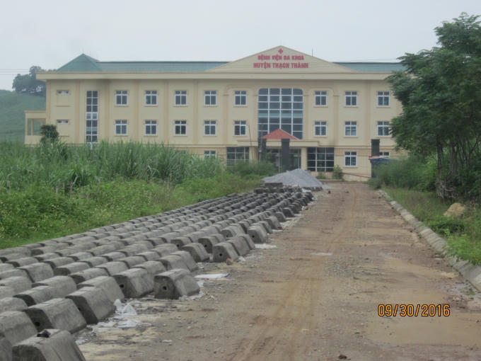 Cổng vào bệnh viện ngổn ngang vật liệu xây dựng.