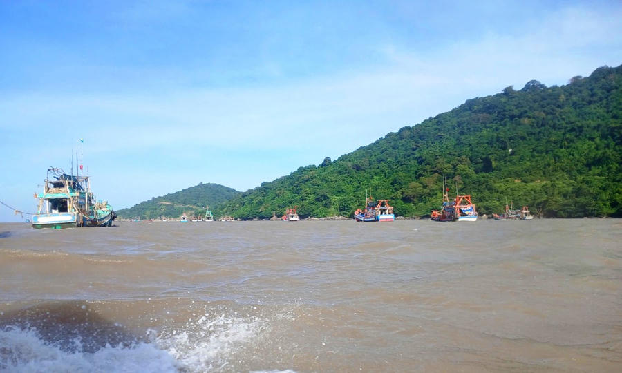 Một góc trên đảo Hòn Khoai.