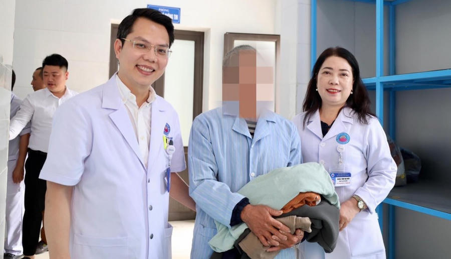 Ân cần chăm sóc người bệnh trong từng phần việc nhỏ.