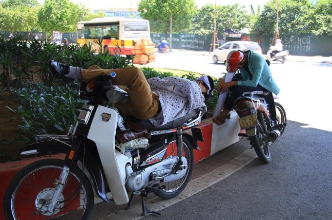 Nghỉ ngơi dưới chân cầu...