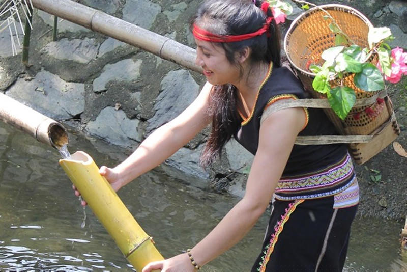 Cô gái Xê Đăng hứng nước mang về làng.