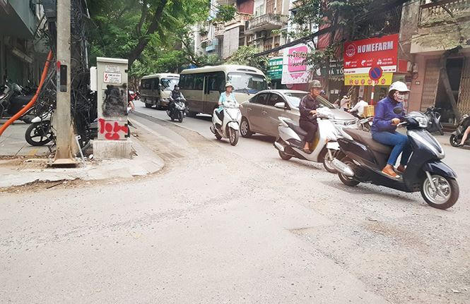 Tuyến phố Lạc Trung (phường Thanh Lương, quận Hai Bà Trưng) bị đào "con lươn" dọc tuyến phố, cách vỉa hè khoảng 30 cm. Chị Đỗ Thị Thủy (cư dân phố Lạc Trung) cho biết, sáng ngày 11/10, đã có 2 trường hợp ngã xe máy ra đường do trượt bánh vào đây.