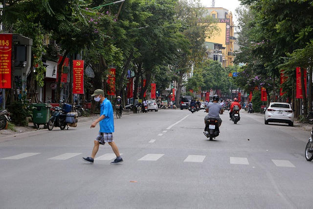 Băng rôn đỏ rực được treo hai bên trục phố Huế, Hàng Bài.