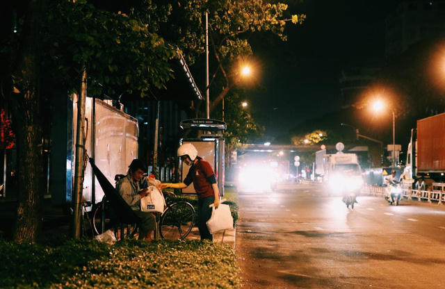 Mỗi nhóm gồm 12 – 14 thành viên sẽ được phân công nhiệm vụ và chia địa bàn khu vực để phát.