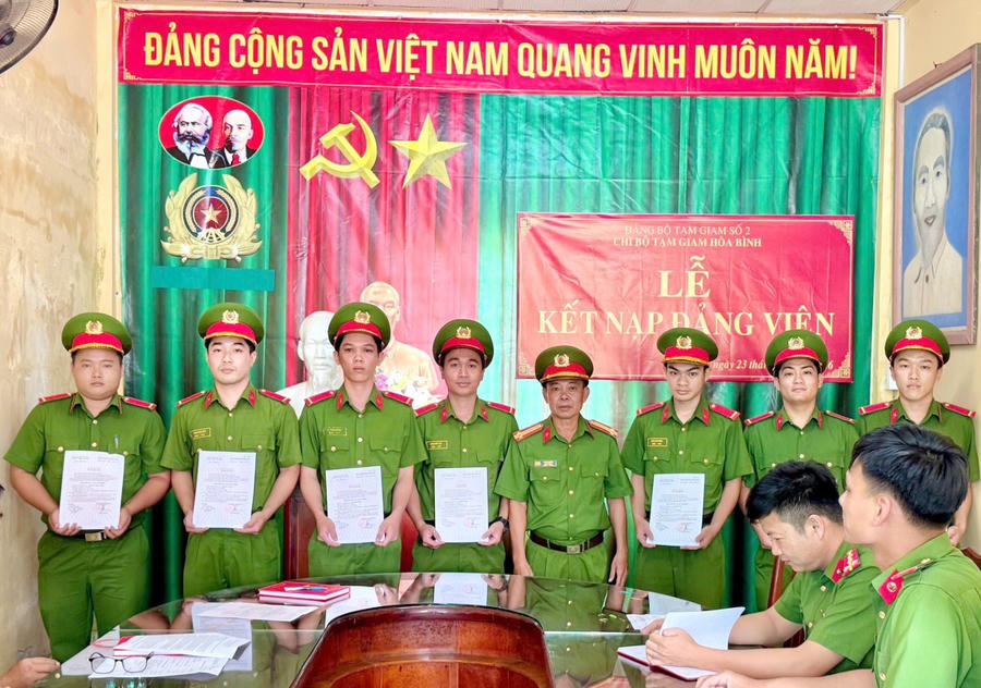 Đảng bộ Trại Tạm giam số 2, Công an tỉnh Cà Mau tổ chức Lễ kết nạp Đảng cho các chiến sĩ nghĩa vụ ưu tú.