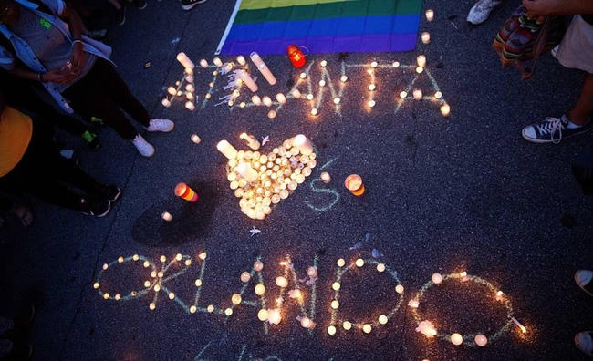 Những ngọn nến được thắp sáng trong đêm.