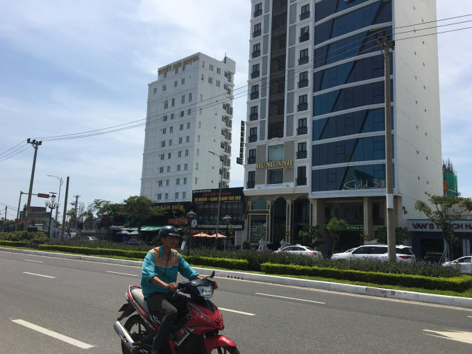 Vận chuyển bằng xe bồn đi nơi khác nhằm hạn chế lưu lượng nước ngầm chảy do thi công hố móng công trình.