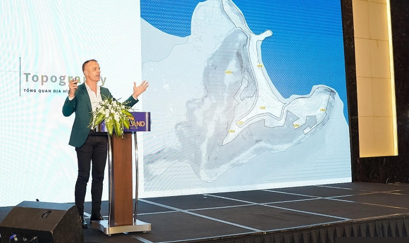 Ông Andrew Richard Frost – Giám đốc Darkhourse Architecture thuyết trình phương án quy hoạch dự án Bãi Lữ.
