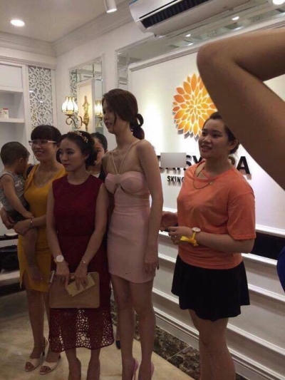 Chiếc váy gây tranh cãi trong vài ngày nay, không hiểu do chiếc váy xấu hay do thợ chụp ảnh kém chuyên nghiệp mà trông Ngọc Trinh "thảm hại" như thế này.