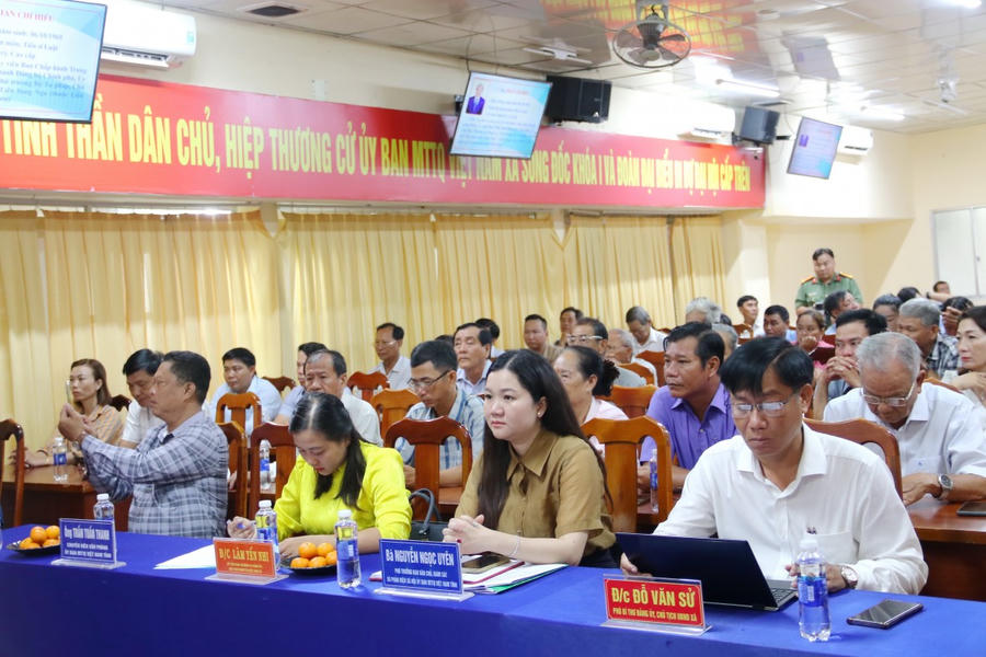 Đại biểu và cử tri tham dự Hội nghị tiếp xúc cử tri.