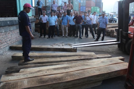 Và dùng cả máy xúc để phá các khối gỗ