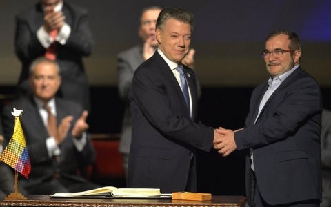 Ngày 24/11, Tổng thống Colombia Juan Santos và thủ lĩnh tối cao FARC Rodrigo Londono đã ký bản thỏa thuận hòa bình cuối cùng mở ra một giai đoạn mới trong lịch sử của quốc gia Nam Mỹ.    Không chỉ người dân Colombia, cộng đồng quốc tế cũng hy vọng rằng trong tương lai Colombia sẽ được sống trong hòa bình sau hơn 50 năm nội chiến đẫm máu, với cái giá mà phải trả là 260.000 người thiệt mạng và 6,9 triệu người phải rời bỏ nhà cửa của mình. (Ảnh: AFP)