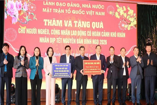 Lãnh đạo Đảng, Nhà nước và các lãnh đạo tỉnh Ninh Bình trao biển tượng trưng quà Tết cho người nghèo, công nhân lao động có hoàn cảnh khó khăn tại KCN Bảo Minh.