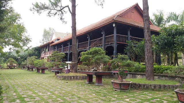 Một khu nhà sàn nằm trong biệt phủ.